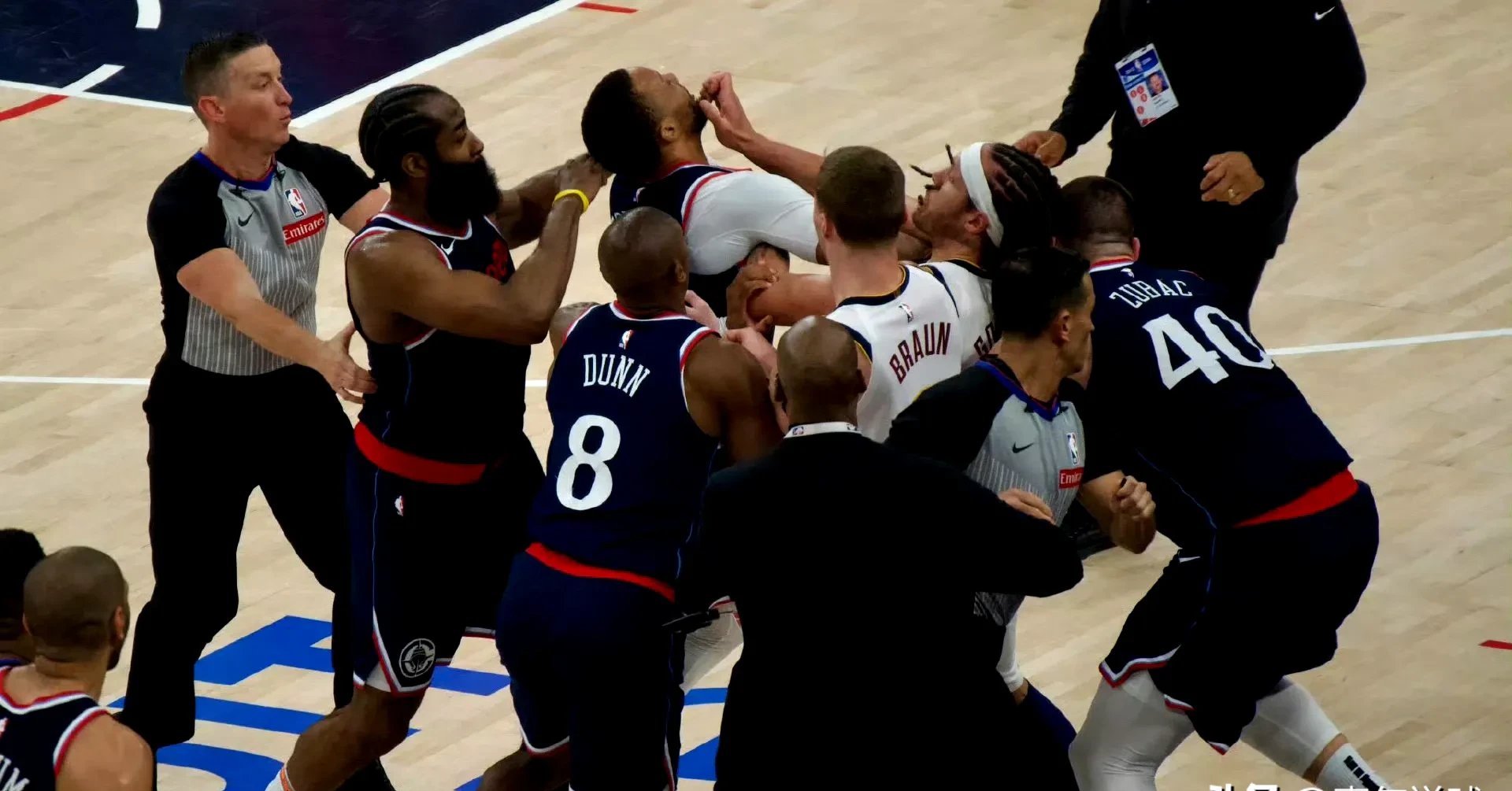 意大利男篮轻取希腊男篮，哈登制霸全场