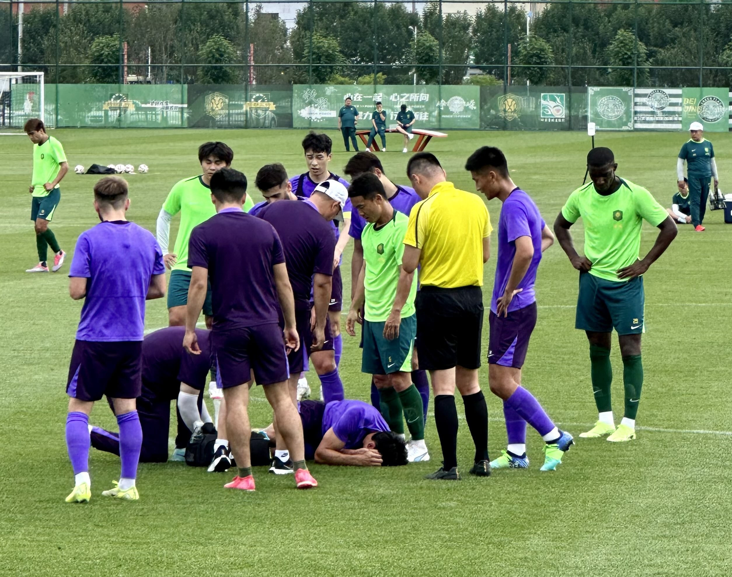 队员表现不佳，教练组忙于调整战术备战下场的简单介绍