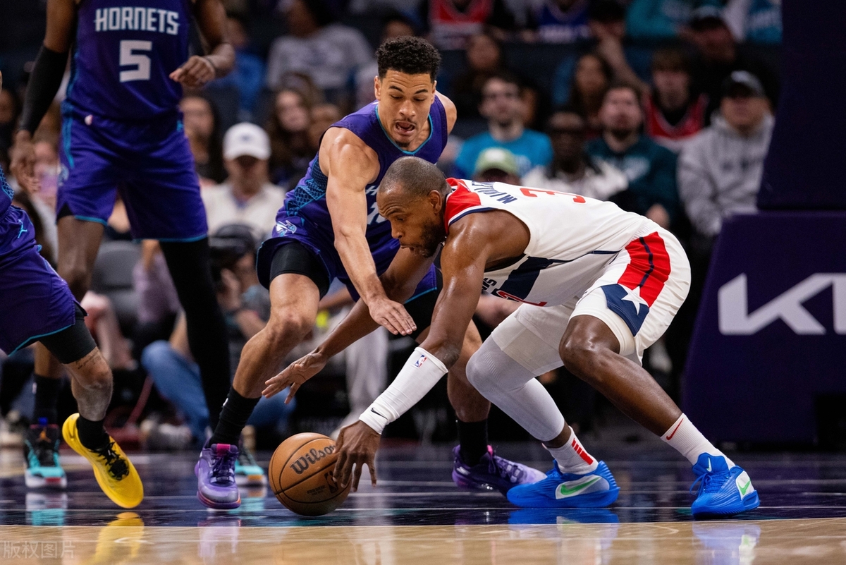 黄蜂队队员凭借个人能力上演绝杀,助球队逆转胜 黄蜂队队员凭借个人能力上演绝杀,助球队逆转胜