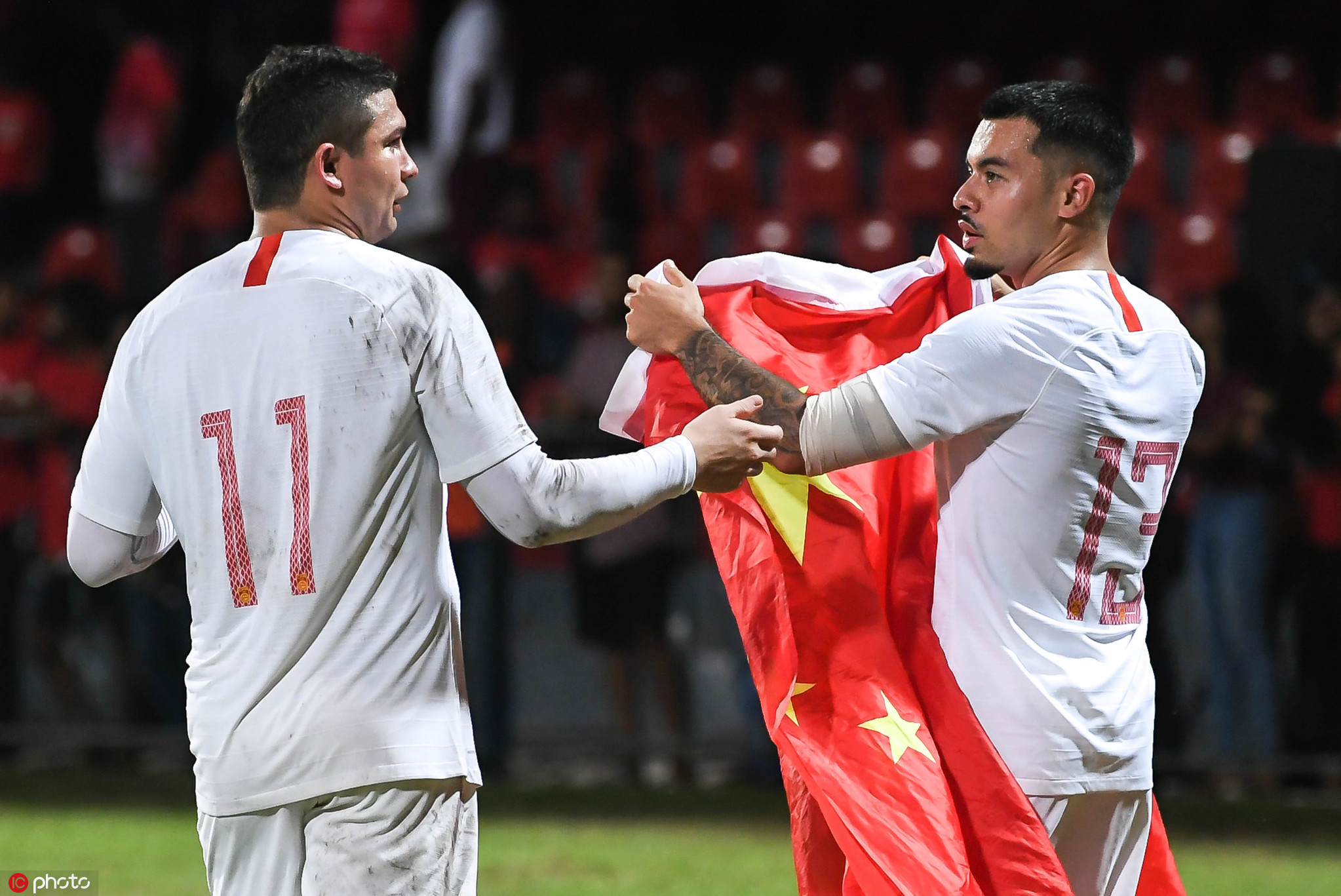 爱游戏官网-甘冈队员集体向球迷致谢，展现团队合作精神