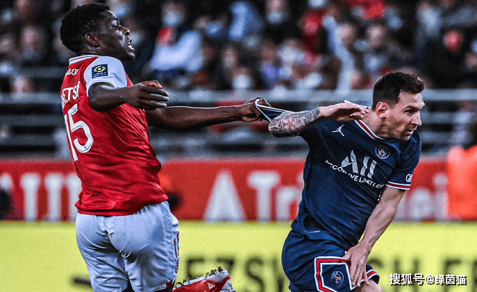 甘冈队员集体向球迷致谢,展现团队合作精神 甘冈队员集体向球迷致谢,展现团队合作精神